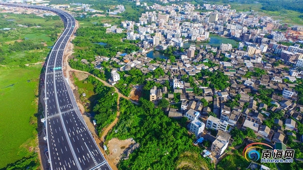 高空航拍海口市海秀快速干道雄姿。記者 張茂 實(shí)習(xí)生 吳英艷 攝